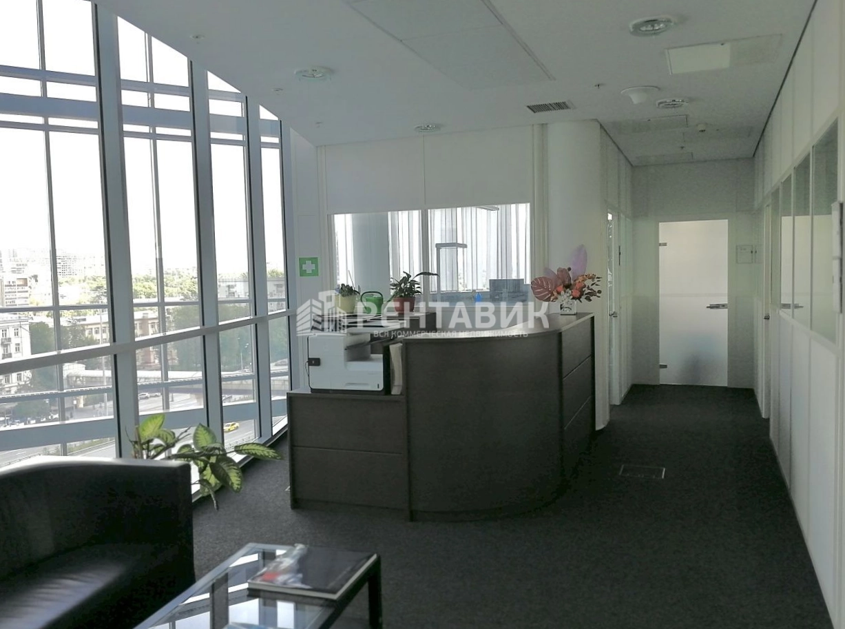 Офис Mercedes-Benz Plaza / Мерседес-Бенз Плаза площадью 7367 квадратных метров