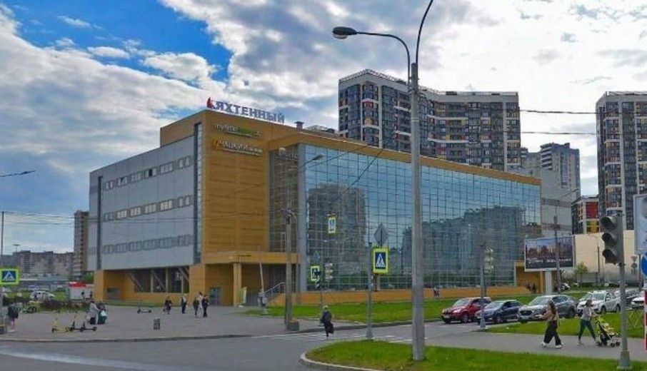 фасад дома, здание по адресу г Санкт-Петербург, ул Оптиков, д 30 стр 1