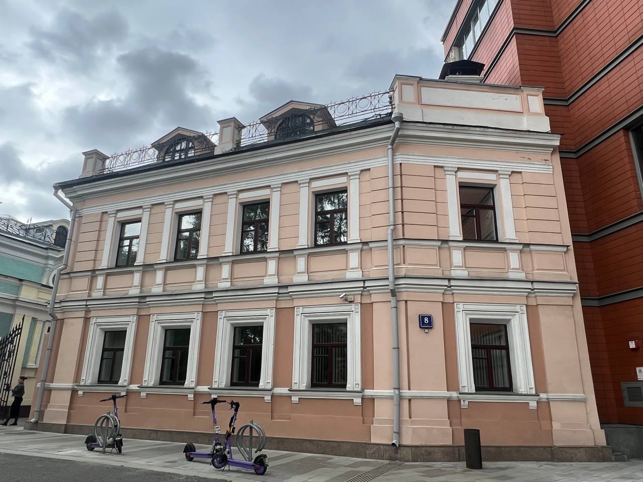 фасад дома, здание по адресу г Москва, Средний Овчинниковский пер, д 8 стр 2 