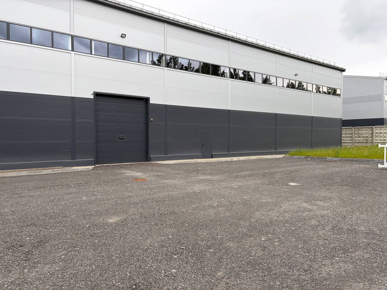 фасад дома, здание по адресу Ленинградская обл, Всеволожский р-н, деревня Новое Девяткино, тер Производственная, ул Промышленная, зд 26 