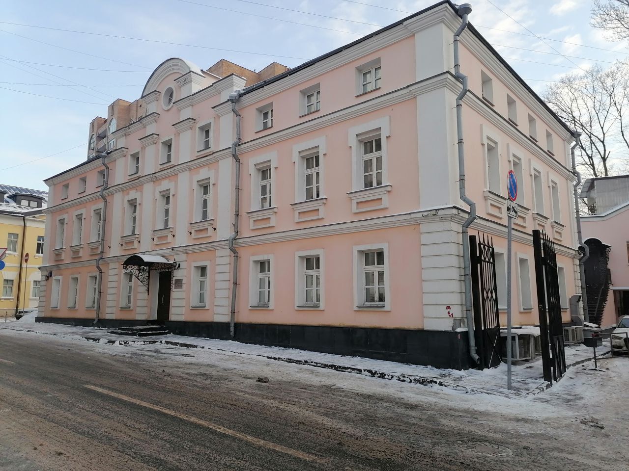 Банк АГОРА арендовал особняк  993 м2