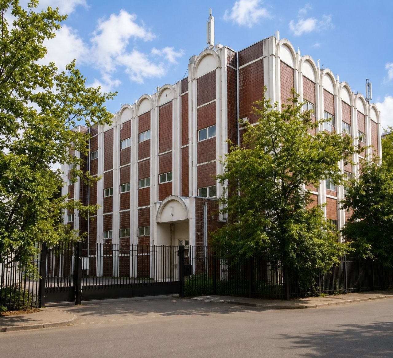 фасад дома, здание по адресу г Москва, ул Сайкина, д 13 к 1 стр 1
