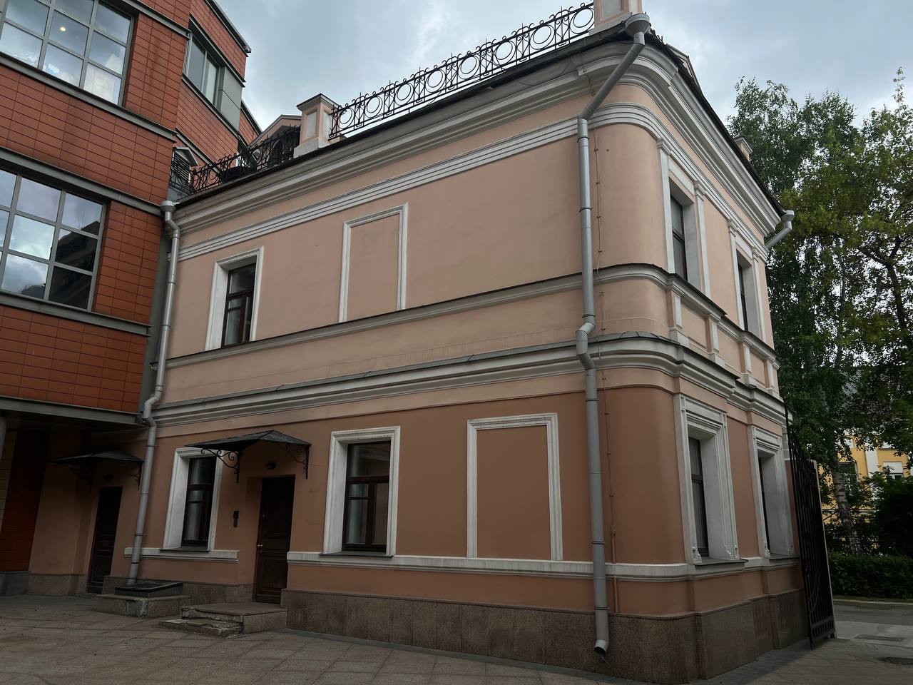 фасад дома, Бизнес-центр Средний Овчинниковский, 8с2 по адресу г Москва, Средний Овчинниковский пер, д 8 стр 2