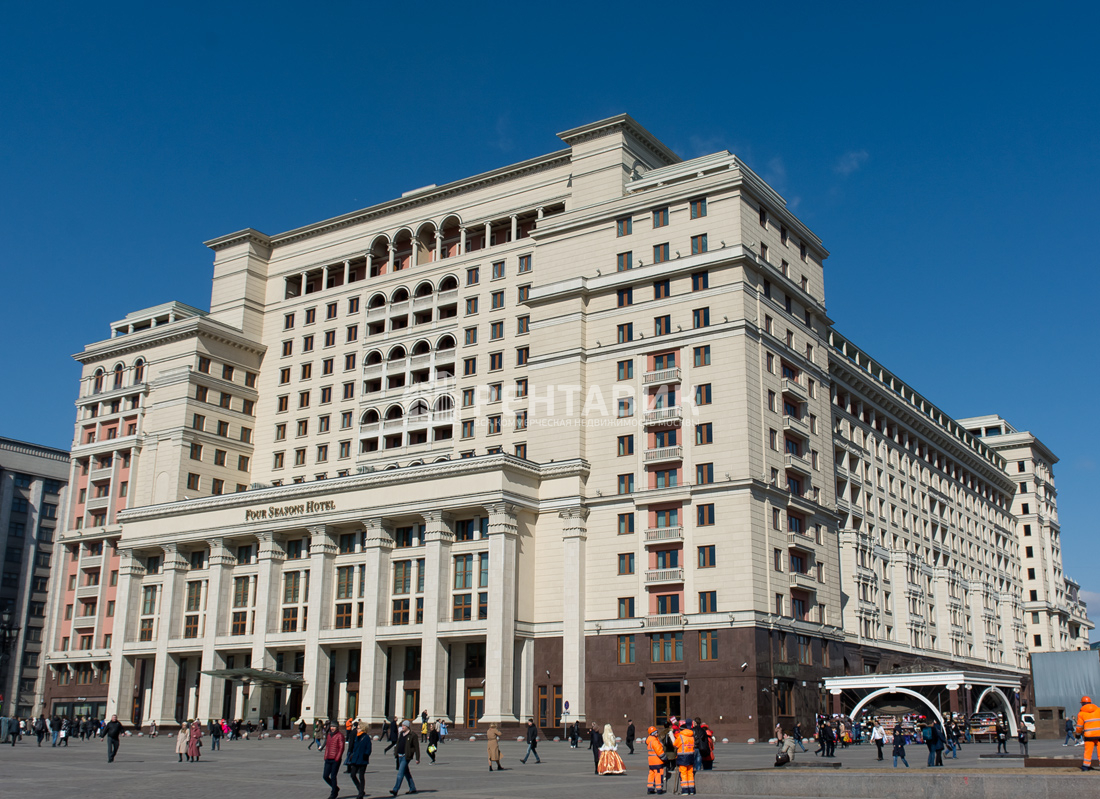 Manul ул охотный ряд 2 москва фото. Митинг поинт Охотный ряд. Гостиница Москва Обратная сторона здания с Охотного ряда.